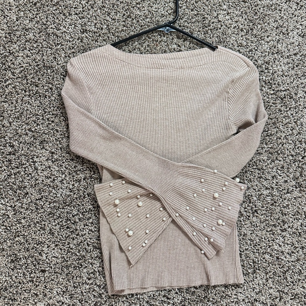 Long sleeve ribbed cream pearl sleeves top.